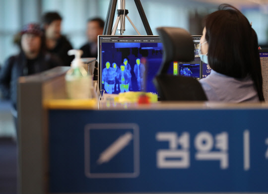 9일 오후 인천공항에서 입국객들이 체온을 측정하기 위한 열화상카메라 앞을 지나고 있다. 설 연휴를 앞두고 보건당국이 겨울철 식중독인 노로바이러스감염증과 독감(인플루엔자), 홍역 등 감염병에 대한 주의를 당부했다. 연합뉴스